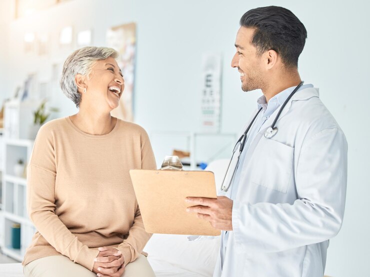 Foto consultas divertidas y resultados con una anciana y un médico para cirugía médica y seguros de vida medicina, atención médica e informe con un hombre y un paciente mayor en el hospital para obtener ayuda, examen y lista de verificación