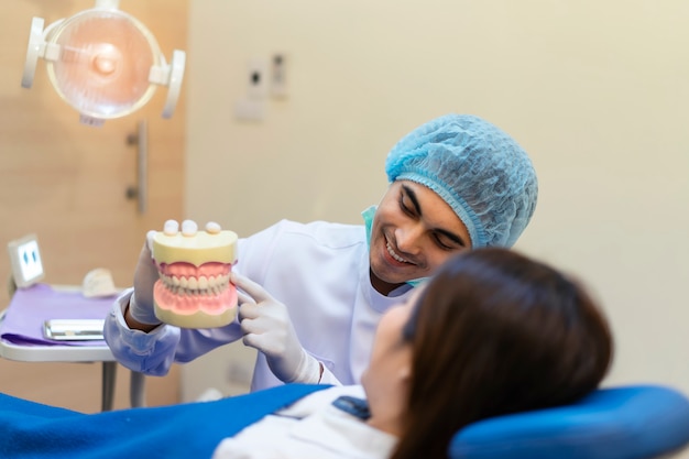 Foto consulte con el dentista sobre ortodoncia.