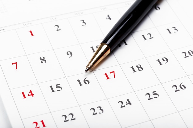 Consulte las fechas en un concepto de calendario comercial