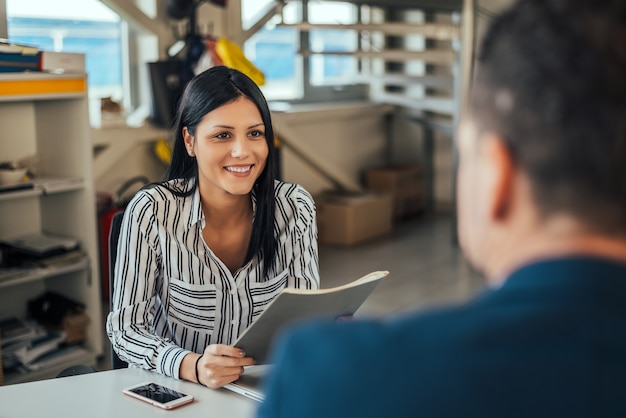 Consultor de mulher falando com o cliente no escritório.