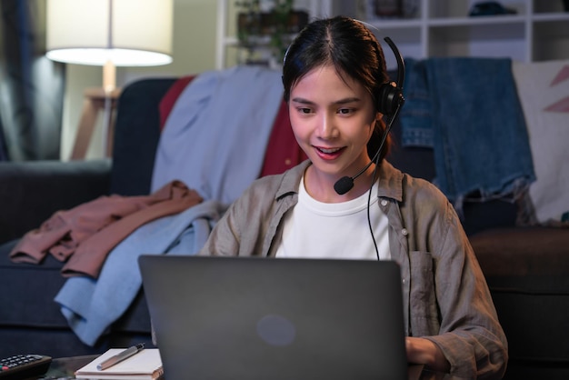 Consultor de mulher usando fone de ouvido microfone da operadora de telefone de suporte ao cliente no escritório em casa.