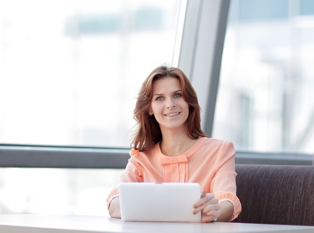 Consultor de mulher usando um tablet digital no local de trabalho no office.photo com espaço de cópia.
