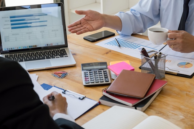 Consultor de negócios analisando os números financeiros que denotam o progresso do documento de verificação do Internal Revenue Service Conceito de auditoria