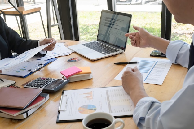 Foto consultor de negócios analisando os números financeiros que denotam o progresso do documento de verificação do internal revenue service conceito de auditoria