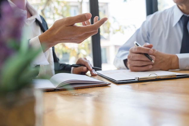 Consultor de negócios analisando os números financeiros que denotam o progresso do documento de verificação do Internal Revenue Service Conceito de auditoria