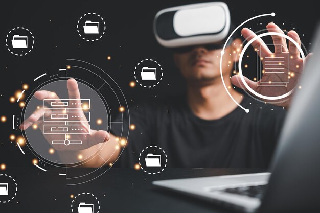 Consultor de TI em realidade virtual VR trabalhando com um sistema de gerenciamento de documentos