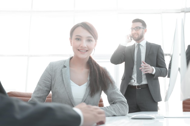 Consultor feminino sentado em sua mesa