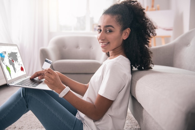 Consultor financeiro. Mulher agradável e agradável segurando seu laptop enquanto trabalha online