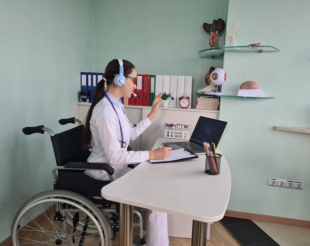 Consultor médico terapeuta operador médico en silla de ruedas y consulta en línea en auriculares para pacientes