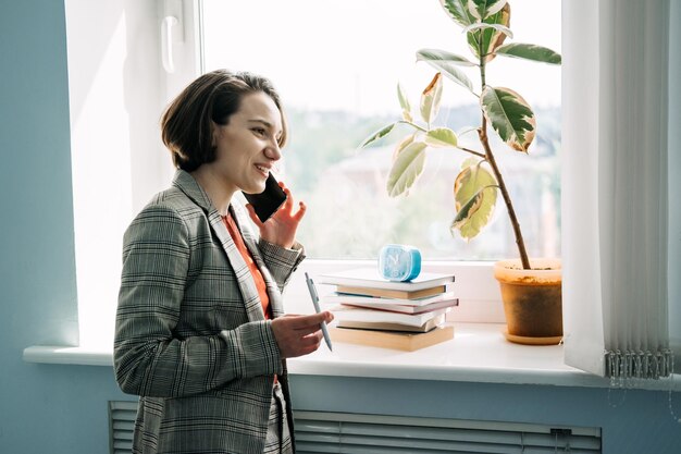 Consultor de negocios legales asesor legal abogada empresaria hablando por teléfono celular