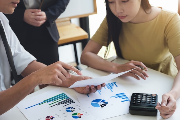 Un consultor de negocios masculino describe un plan de marketing para establecer estrategias comerciales usando una calculadora. Planificación empresarial y concepto de investigación empresarial.