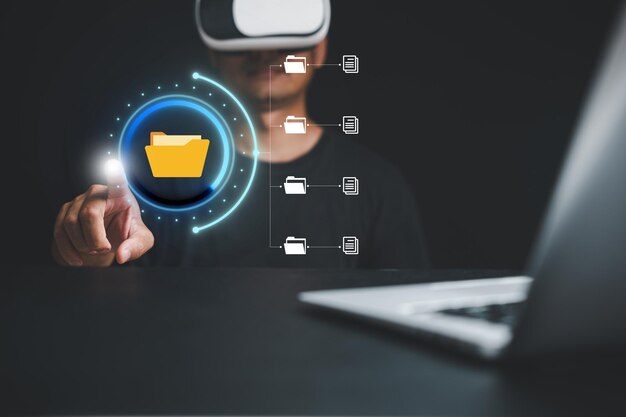 Consultor de TI que trabaja con un sistema de gestión de documentos DMS en un entorno de realidad virtual VR Muestra la sinergia entre la tecnología de Internet y la gestión eficiente de datos