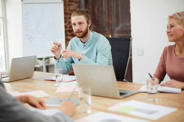 Consultor de TI en reunión