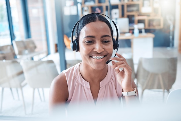 Consultora de atención al cliente de telemarketing y recepcionista en el centro de llamadas con auriculares Experta feliz y contáctenos empleada profesional que trabaja en una empresa de comercio electrónico o servicio al cliente