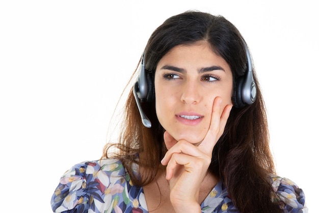 Consultora de centro de llamadas mujer con auriculares de teléfono en fondo blanco