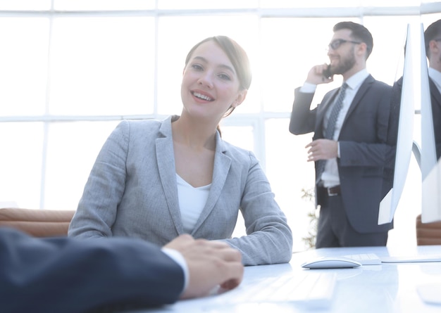 Consultora feminina se comunicando com a foto do cliente com espaço de cópia