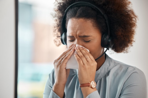 Consultora mulher doente e soprando o nariz no escritório para alergias à gripe e risco para a saúde em agência de telemarketing Rosto de agente de vendas feminina call center e tecido para alergia ao vírus e espirro