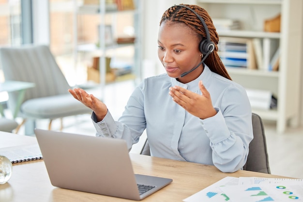 Consultoría de centro de llamadas y mujer negra en una videollamada con auriculares Soporte tecnológico y comunicación un consultor de crm habla con el cliente en la computadora Entrenador de negocios femenino enseñando clases en línea