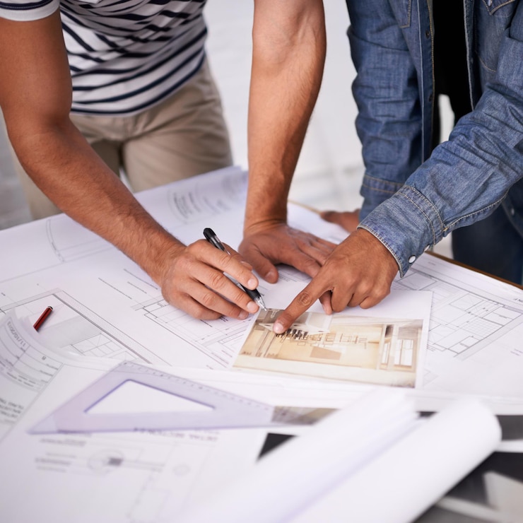 Foto consultoria de arquitetura e mãos de pessoas de negócios em papelada de plano ou plano de piso para projeto de construção desenvolvimento de engenharia civil e trabalho em equipe com escritório de design criativo com ideias