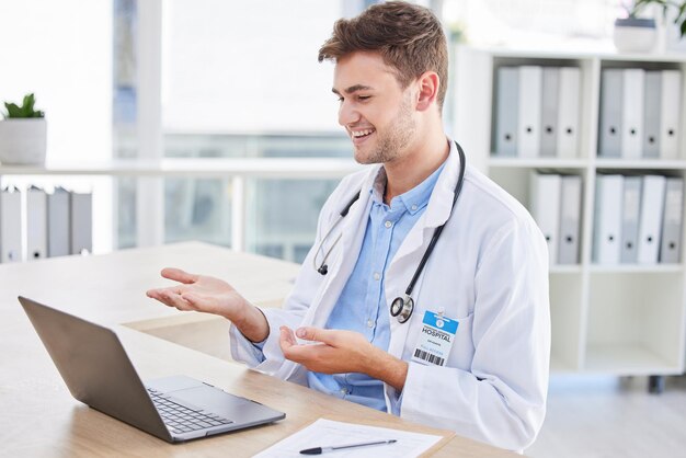 Foto consultoria de laptop ou médico em uma videochamada para uma reunião on-line com um especialista falando sobre conselhos de cirurgia comunicação profissional de saúde virtual ou feliz falando sobre objetivos ou visão médica