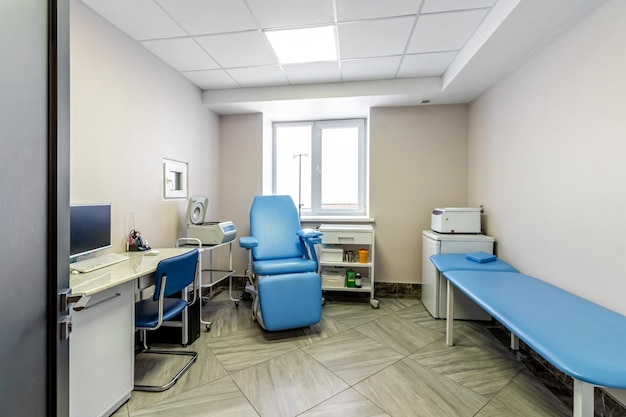 consultório de ginecologia em uma clínica com colposcópio moderno e instrumentos médicos Conceito de ginecologia obstétrica