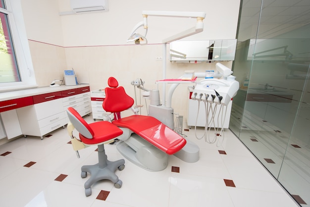 Consultorio dental con diseño interior moderno.