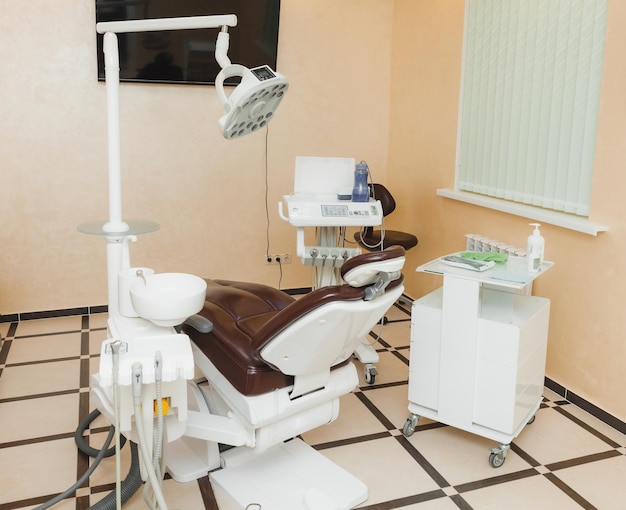 Consultorio dental moderno con sillón marrón odontología