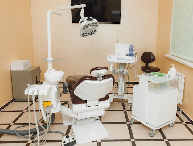 Consultorio dental moderno con sillón marrón odontología