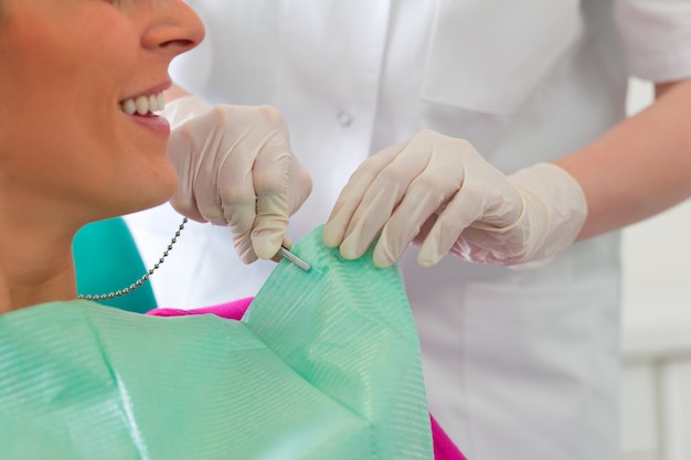 Consultório dentista - preparação de um tratamento