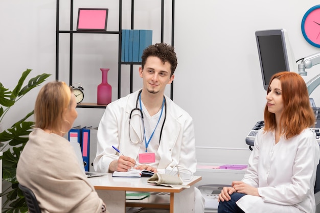 Foto en un consultorio médico un paciente de 50 años se sienta y escucha al médico