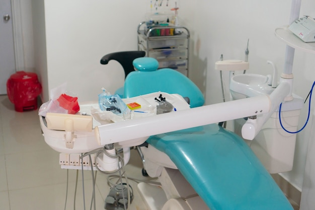 Consultório odontológico com cadeira de dentista e instrumentos dentários