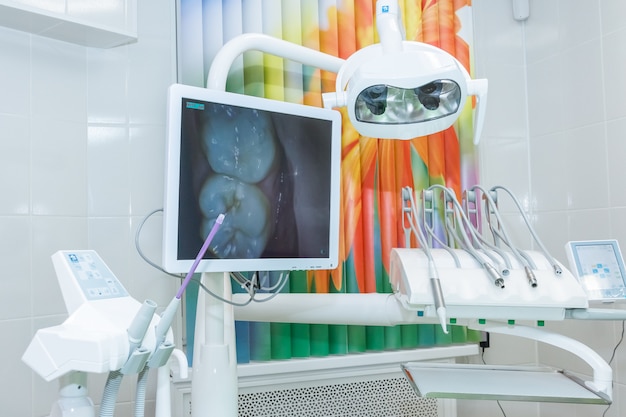 consultório odontológico moderno com novo tratamento odontológico. Instrumentos médicos