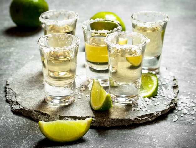 Consume tragos de tequila con limón y sal