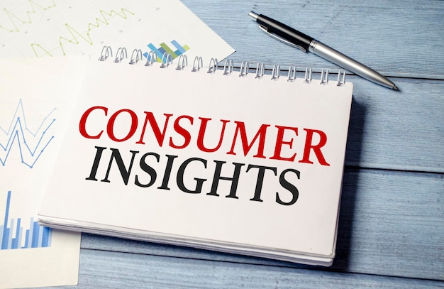 Consumer Insights Text auf blauem Holzhintergrund