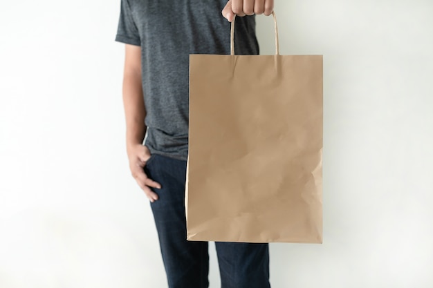 Consumer pack product Homem mostra saco mock up show