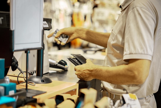 Consumidor adulto pagando con tarjeta de crédito en la tienda con una billetera s