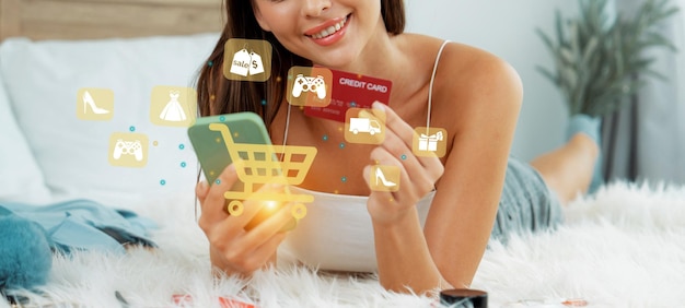 Consumidor com cartão de crédito digitando telefone compras on-line inventário cybercash