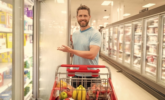 Consumidor do cliente com cara de compras no comprador de mercearia em mantimentos