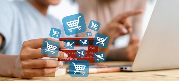 Consumidor elegante que tiene crédito consultoría compras en línea inventario cybercash