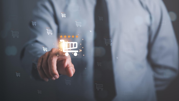 El consumidor masculino elige un icono de carrito de compras con 5 estrellas Encuesta de experiencia del cliente C