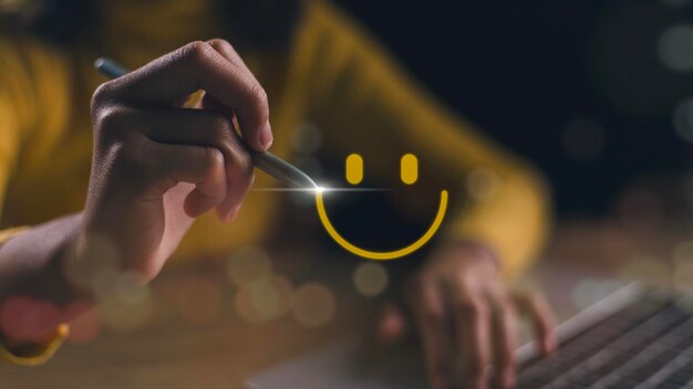 El consumidor respondió a la encuesta conceptualmente El cliente crea un símbolo de cara feliz sonriente usando un bolígrafo digital La noción de felicidad del cliente y experiencia de servicio