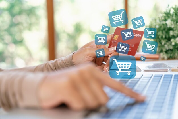Consumidor con tarjeta de crédito escribiendo portátil compras en línea inventario Cybercash