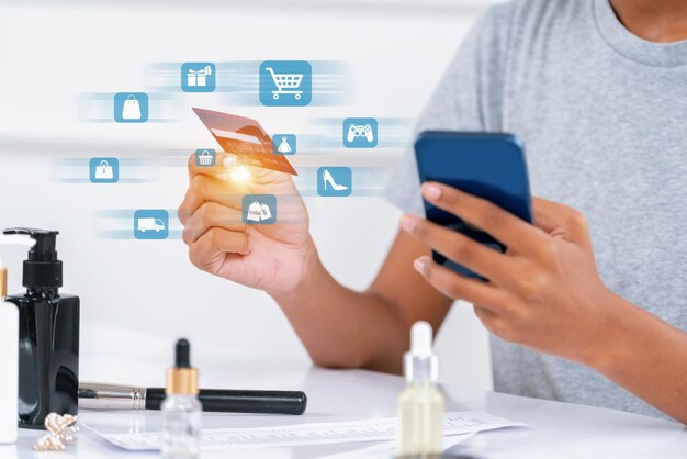 Consumidor con tarjeta de crédito escribiendo por teléfono compras en línea inventario cybercash