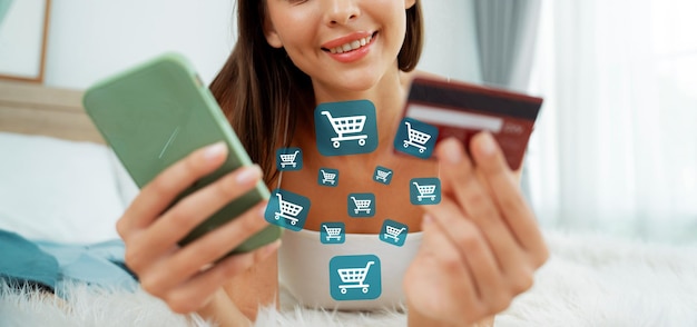 Foto consumidor con tarjeta de crédito escribiendo por teléfono compras en línea inventario cybercash