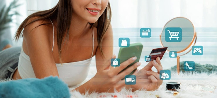 Foto consumidor con tarjeta de crédito escribiendo por teléfono compras en línea inventario cybercash
