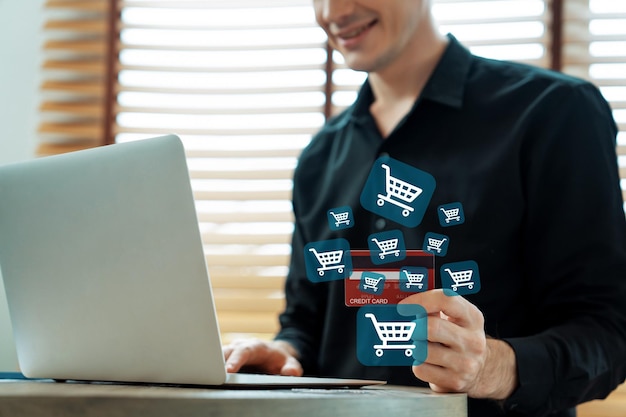 El consumidor tiene un dispositivo de control de tarjetas de crédito, compras en línea, inventario, cybercash.