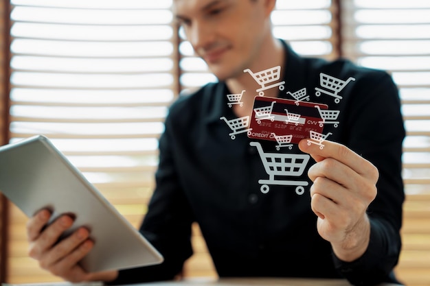 El consumidor tiene un dispositivo de control de tarjetas de crédito, compras en línea, inventario, cybercash.