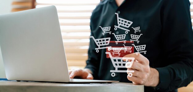 El consumidor tiene un dispositivo de control de tarjetas de crédito, compras en línea, inventario, cybercash.