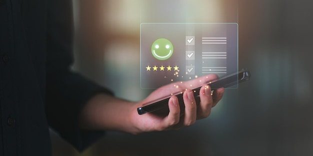 Los consumidores masculinos califican su satisfacción y califican y revisan en línea los conceptos de encuestas de experiencia del cliente para servicios y productos y compromiso del cliente