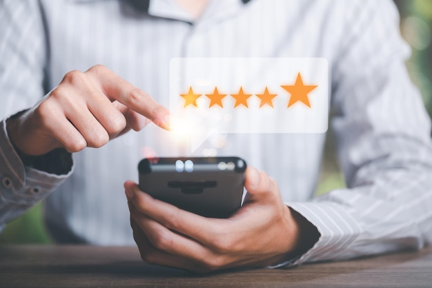 Los consumidores masculinos califican su satisfacción y califican y revisan en línea la experiencia del cliente